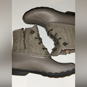 Sperry Zip-up snow boots in good pre-owned condition